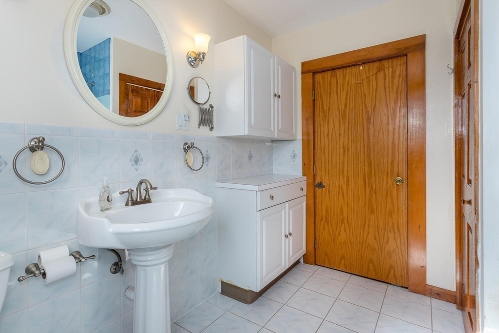 Norwood, Massachusetts 02062, United States, 6 Bedrooms Bedrooms, ,4 BathroomsBathrooms,Residential,Active,219915