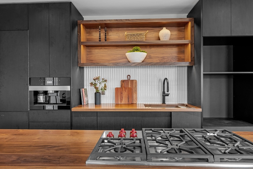 404 Commercial Street 2