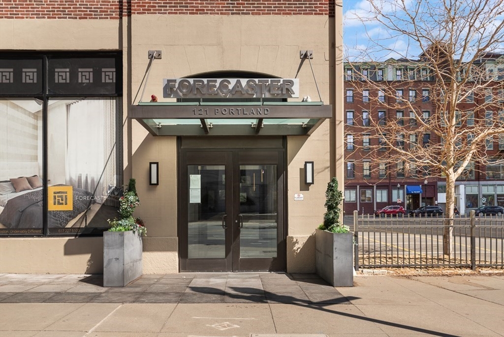 121 Portland St 205