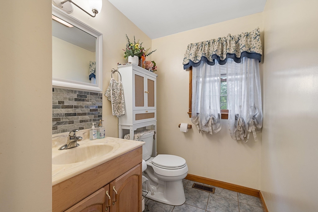 35 Burnap St, Auburn, MA Photo #17