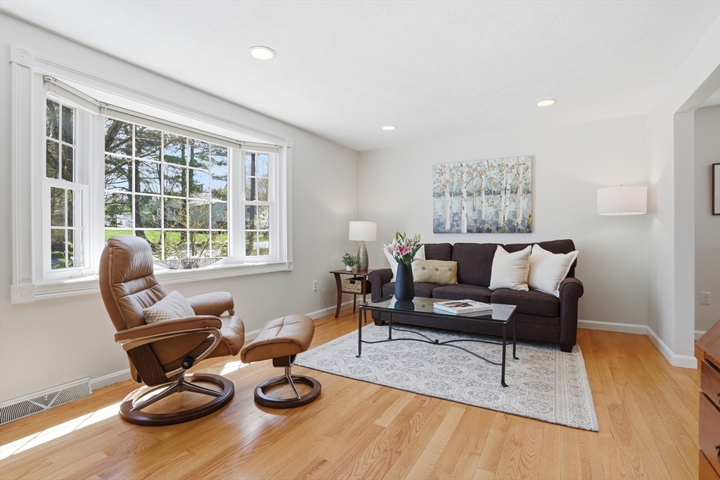 4 Meadowbrook Rd