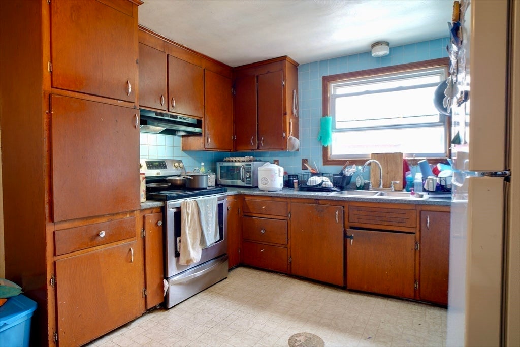 79 Pratt Ave, Lowell, MA, 79 Pratt Ave, Lowell, MA Photo #18