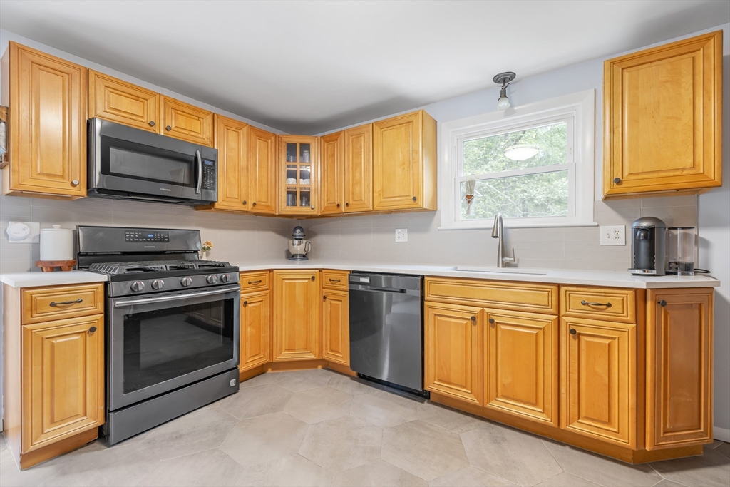 Holliston, Massachusetts 01746, United States, 3 Bedrooms Bedrooms, ,1 BathroomBathrooms,Residential,Active,168966