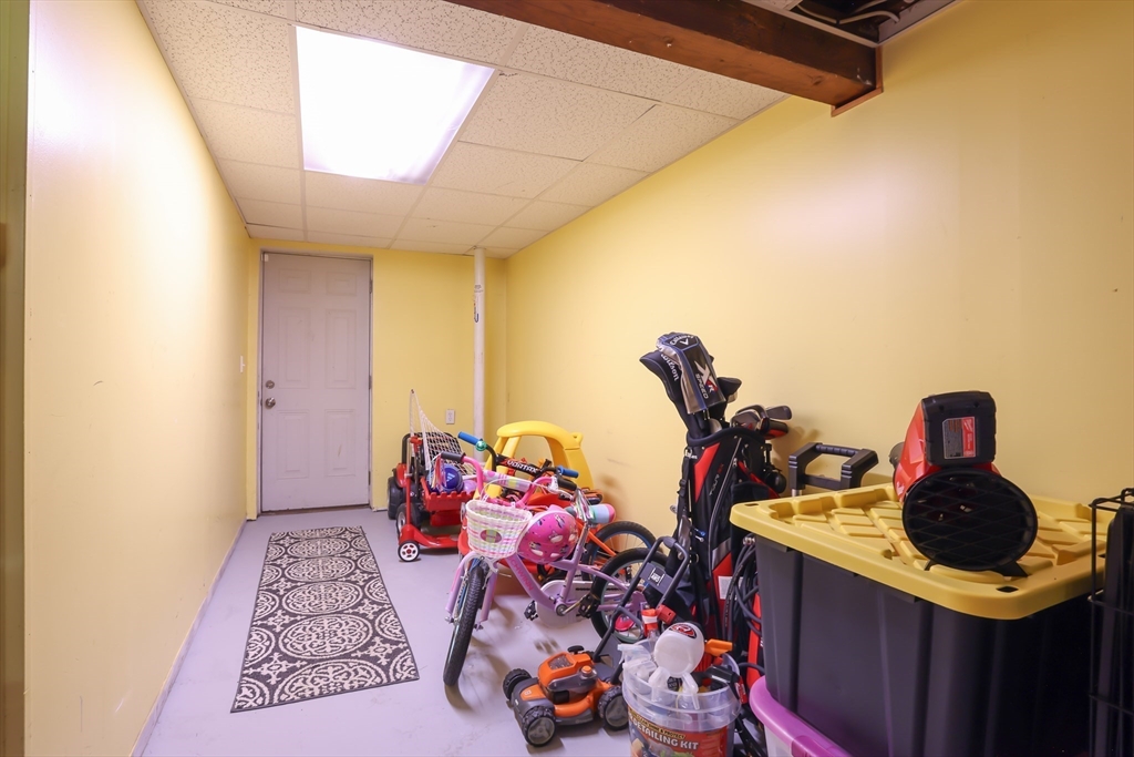 Holliston, Massachusetts 01746, United States, 3 Bedrooms Bedrooms, ,1 BathroomBathrooms,Residential,Active,168966