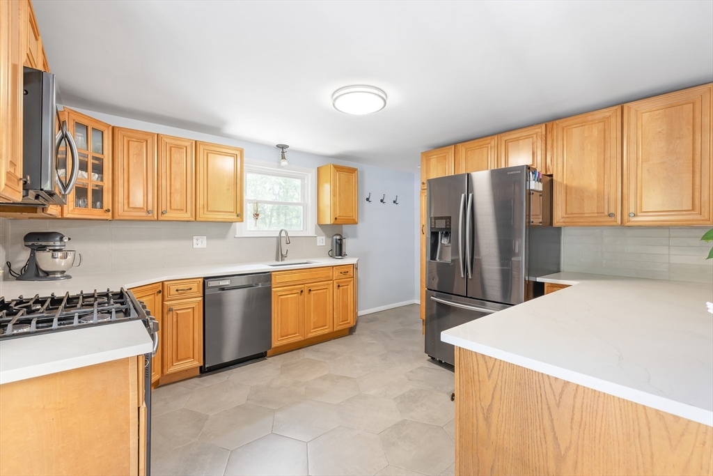 Holliston, Massachusetts 01746, United States, 3 Bedrooms Bedrooms, ,1 BathroomBathrooms,Residential,Active,168966