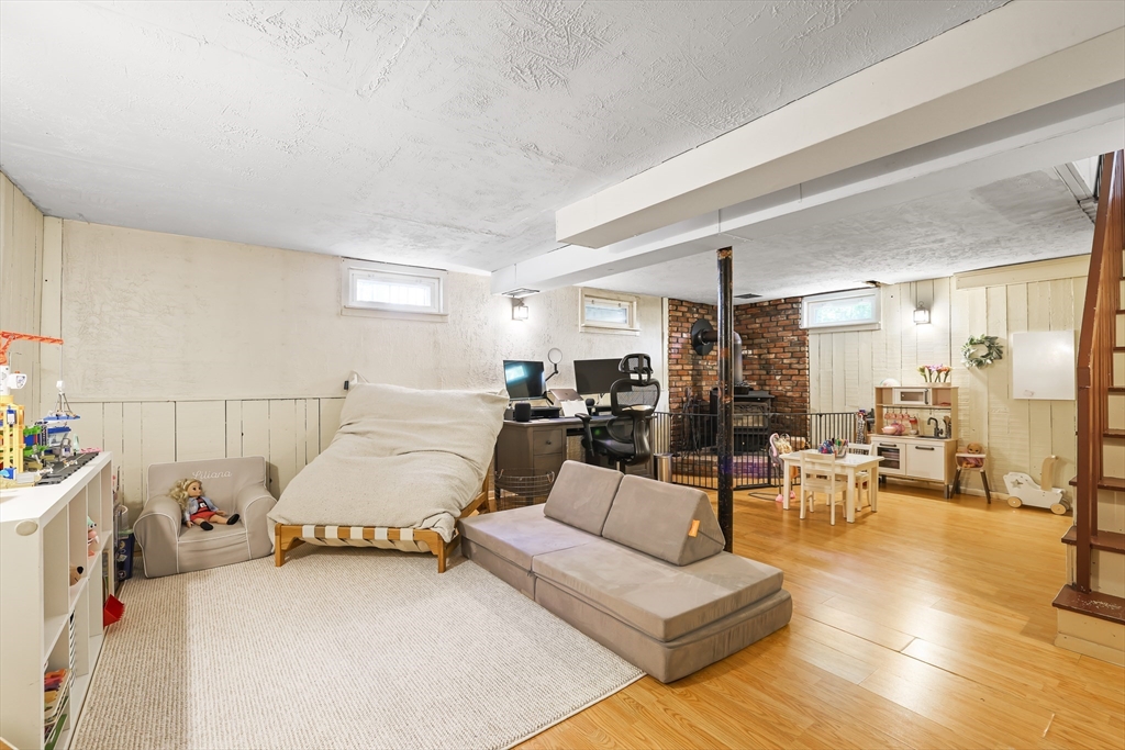 Holliston, Massachusetts 01746, United States, 3 Bedrooms Bedrooms, ,1 BathroomBathrooms,Residential,Active,168966