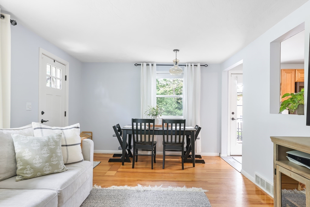 Holliston, Massachusetts 01746, United States, 3 Bedrooms Bedrooms, ,1 BathroomBathrooms,Residential,Active,168966