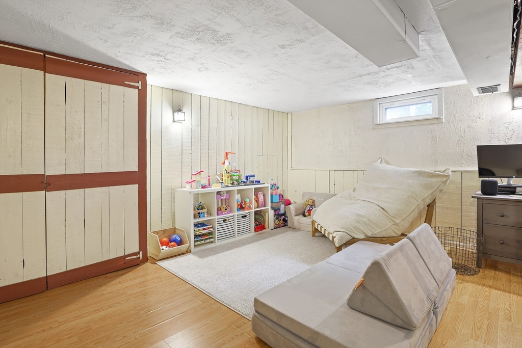 Holliston, Massachusetts 01746, United States, 3 Bedrooms Bedrooms, ,1 BathroomBathrooms,Residential,Active,168966