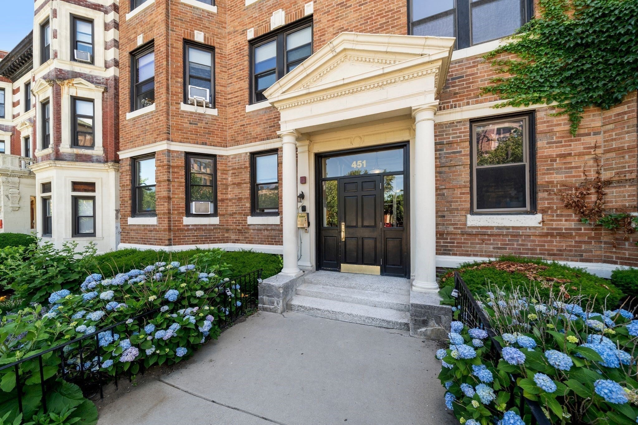 Click for 451 Park Dr #5C, Boston, MA slideshow Click for 451 Park Dr #5C, Boston, MA slideshow