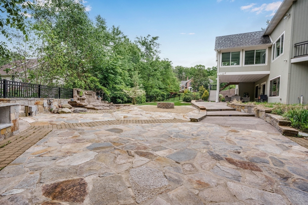 East Longmeadow, Massachusetts 01028, United States, 4 Bedrooms Bedrooms, ,5 BathroomsBathrooms,Residential,Pending,136496