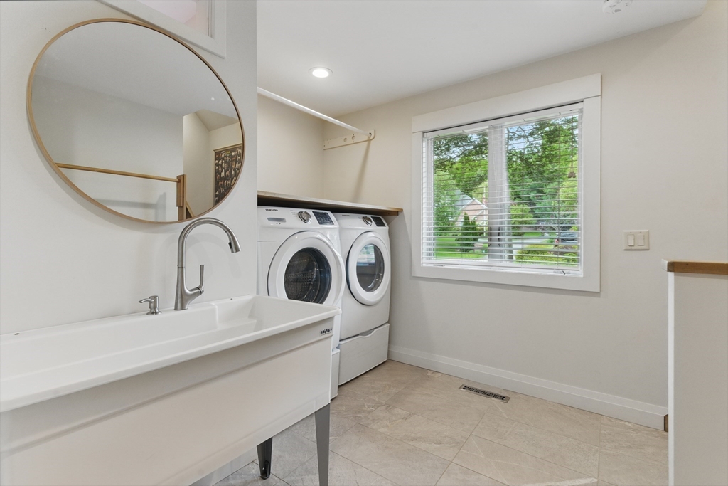 East Longmeadow, Massachusetts 01028, United States, 4 Bedrooms Bedrooms, ,5 BathroomsBathrooms,Residential,Pending,136496