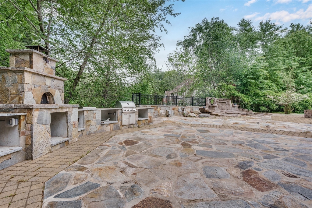 East Longmeadow, Massachusetts 01028, United States, 4 Bedrooms Bedrooms, ,5 BathroomsBathrooms,Residential,Pending,136496