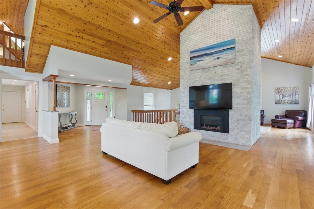 East Longmeadow, Massachusetts 01028, United States, 4 Bedrooms Bedrooms, ,5 BathroomsBathrooms,Residential,Pending,136496