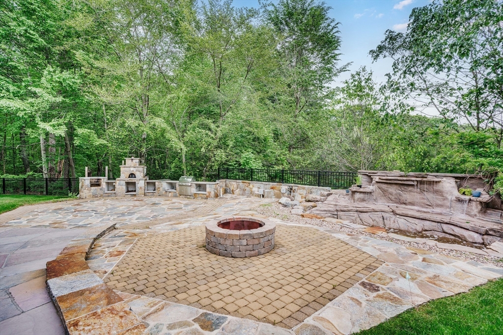 East Longmeadow, Massachusetts 01028, United States, 4 Bedrooms Bedrooms, ,5 BathroomsBathrooms,Residential,Pending,136496