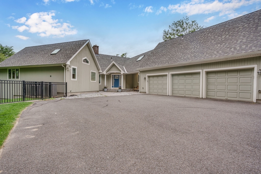 East Longmeadow, Massachusetts 01028, United States, 4 Bedrooms Bedrooms, ,5 BathroomsBathrooms,Residential,Pending,136496