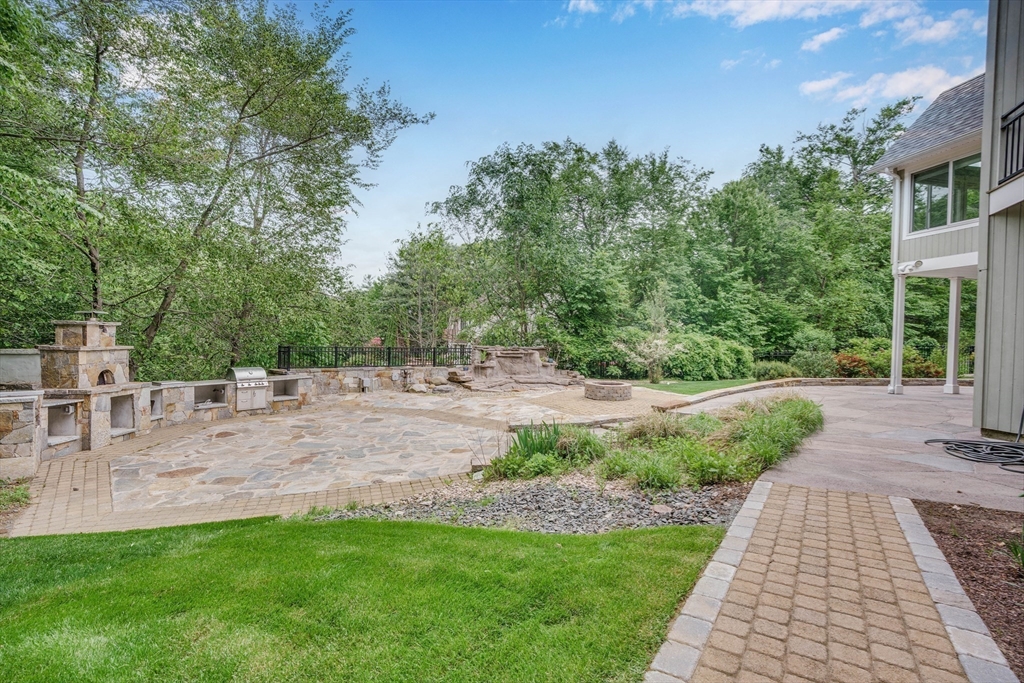 East Longmeadow, Massachusetts 01028, United States, 4 Bedrooms Bedrooms, ,5 BathroomsBathrooms,Residential,Pending,136496