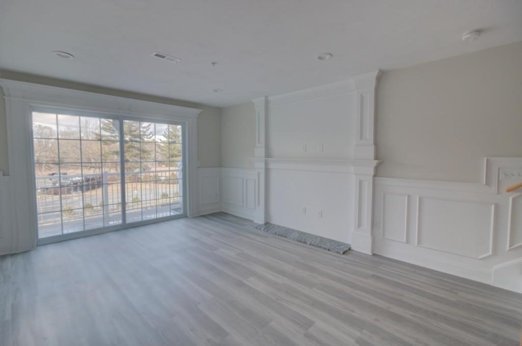 89 W Main St
