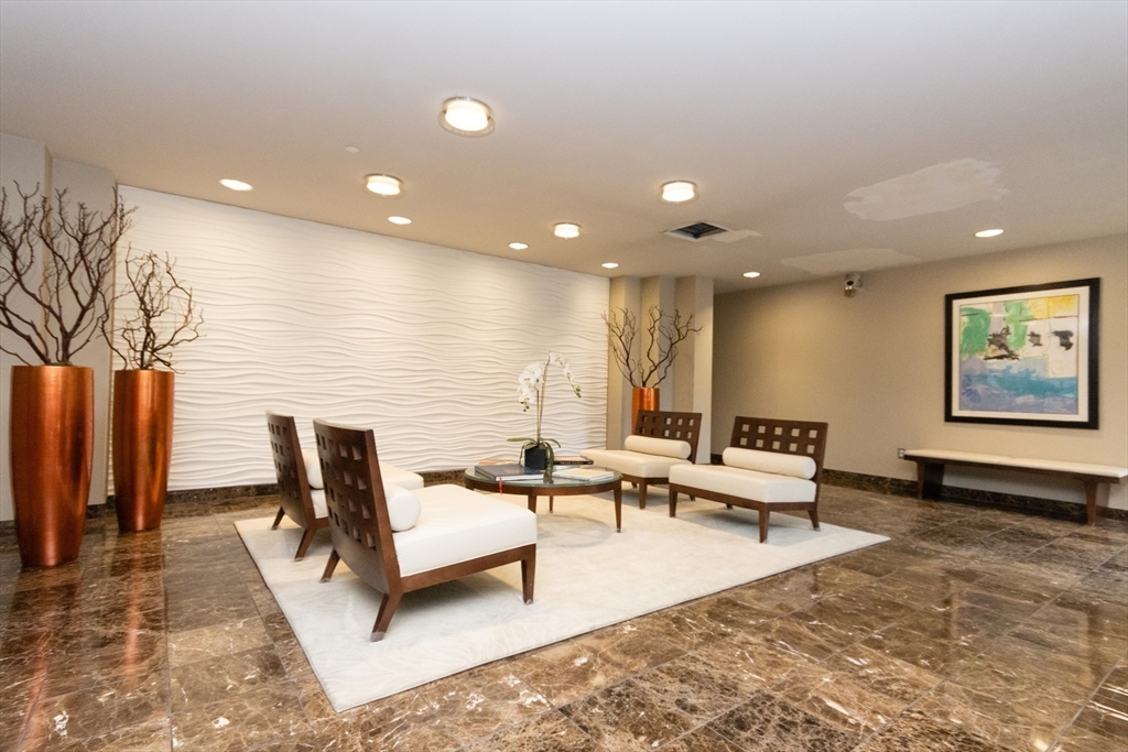 241 Perkins St D204