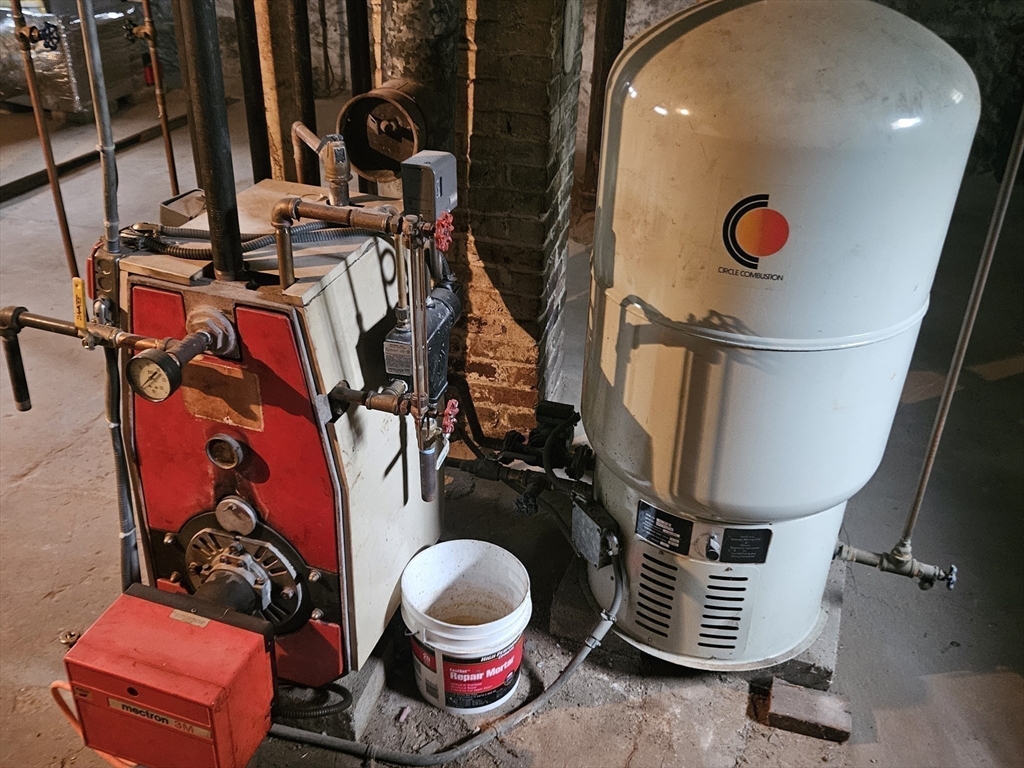 Lowell, Massachusetts 01852, United States, 5 Bedrooms Bedrooms, ,1 BathroomBathrooms,Residential,Active,237829