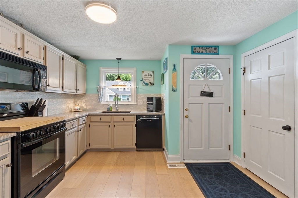 77 Merrimack Meadows Ln #77, Tewksbury, MA, 77 Merrimack Meadows Ln #77, Tewksbury, MA Photo #8