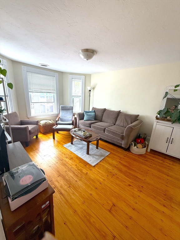 Click for 632 East  7th ST #2, Boston, MA slideshow
