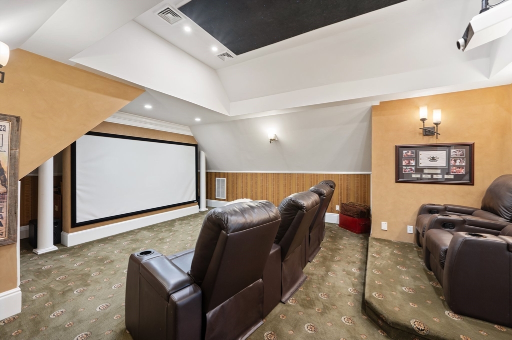 Milton, Massachusetts 02186, United States, 6 Bedrooms Bedrooms, ,5 BathroomsBathrooms,Residential,Active,104218