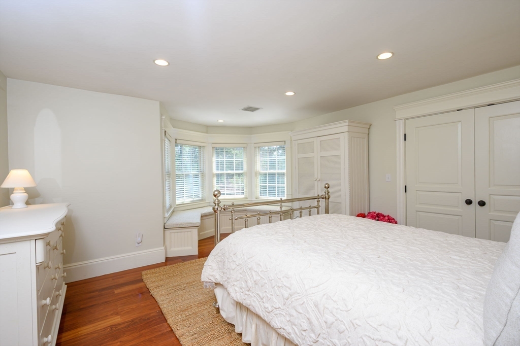 Milton, Massachusetts 02186, United States, 6 Bedrooms Bedrooms, ,5 BathroomsBathrooms,Residential,Active,104218