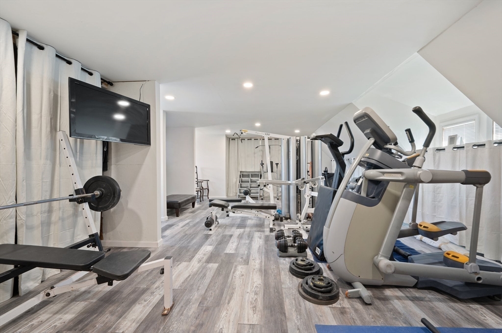 Milton, Massachusetts 02186, United States, 6 Bedrooms Bedrooms, ,5 BathroomsBathrooms,Residential,Active,104218