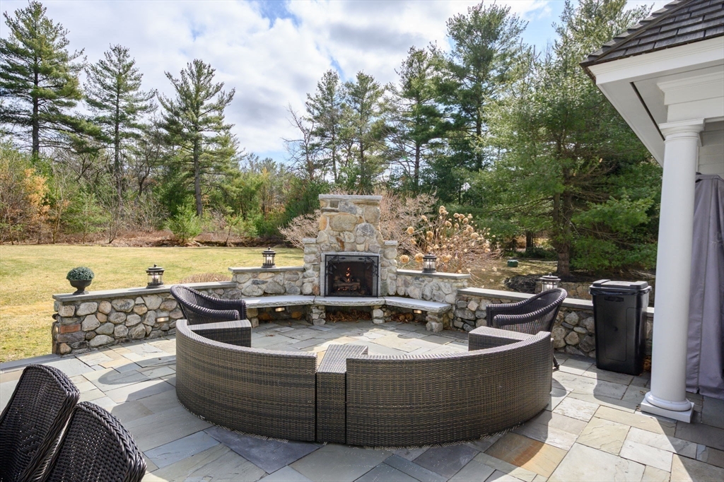 Milton, Massachusetts 02186, United States, 6 Bedrooms Bedrooms, ,5 BathroomsBathrooms,Residential,Active,104218