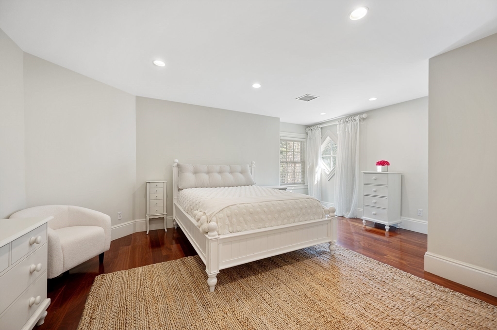 Milton, Massachusetts 02186, United States, 6 Bedrooms Bedrooms, ,5 BathroomsBathrooms,Residential,Active,104218