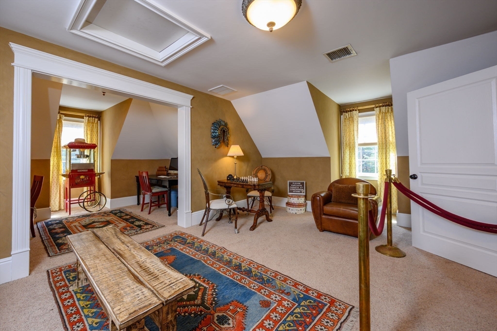 Milton, Massachusetts 02186, United States, 6 Bedrooms Bedrooms, ,5 BathroomsBathrooms,Residential,Active,104218