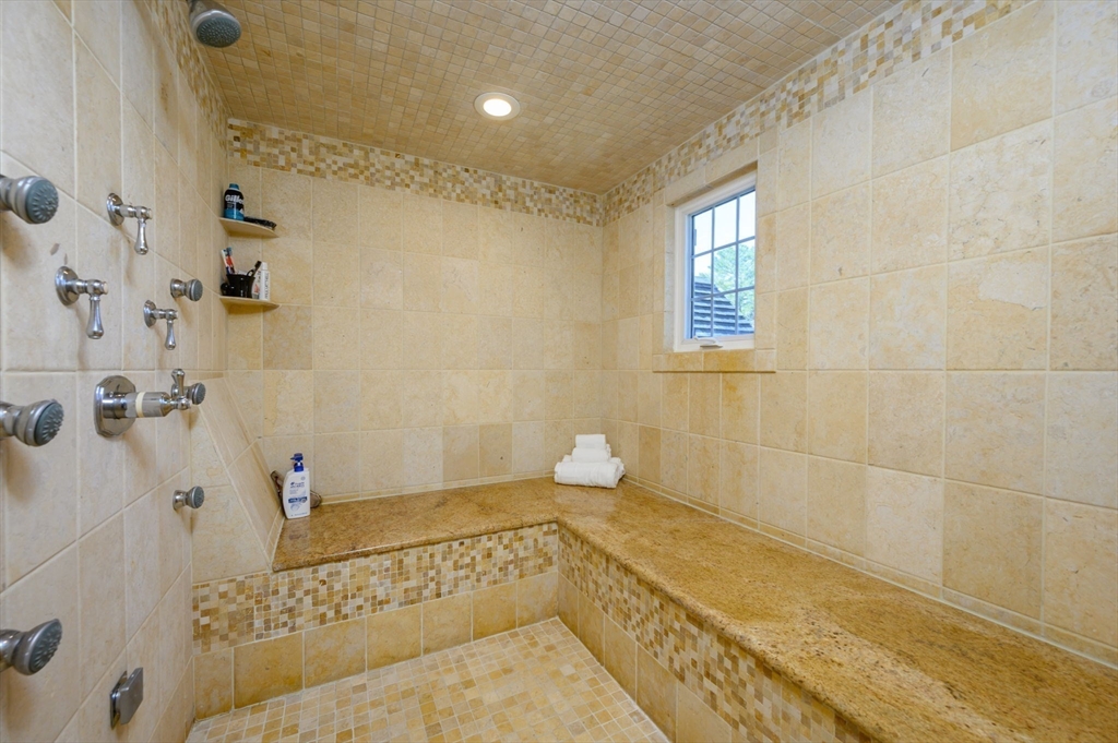 Milton, Massachusetts 02186, United States, 6 Bedrooms Bedrooms, ,5 BathroomsBathrooms,Residential,Active,104218