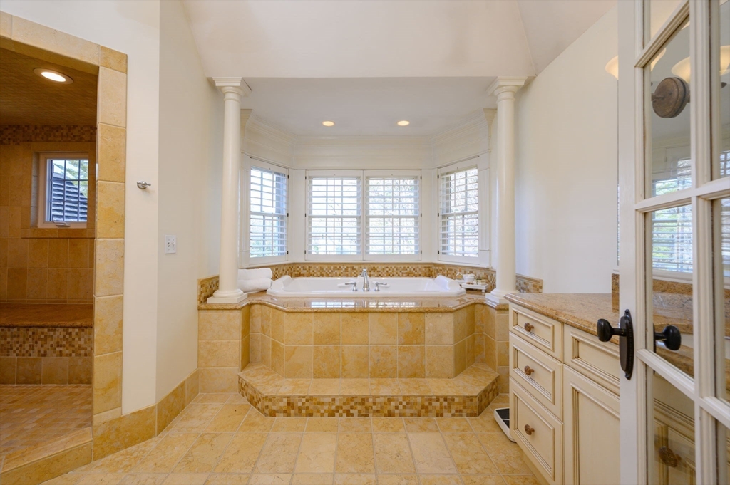 Milton, Massachusetts 02186, United States, 6 Bedrooms Bedrooms, ,5 BathroomsBathrooms,Residential,Active,104218