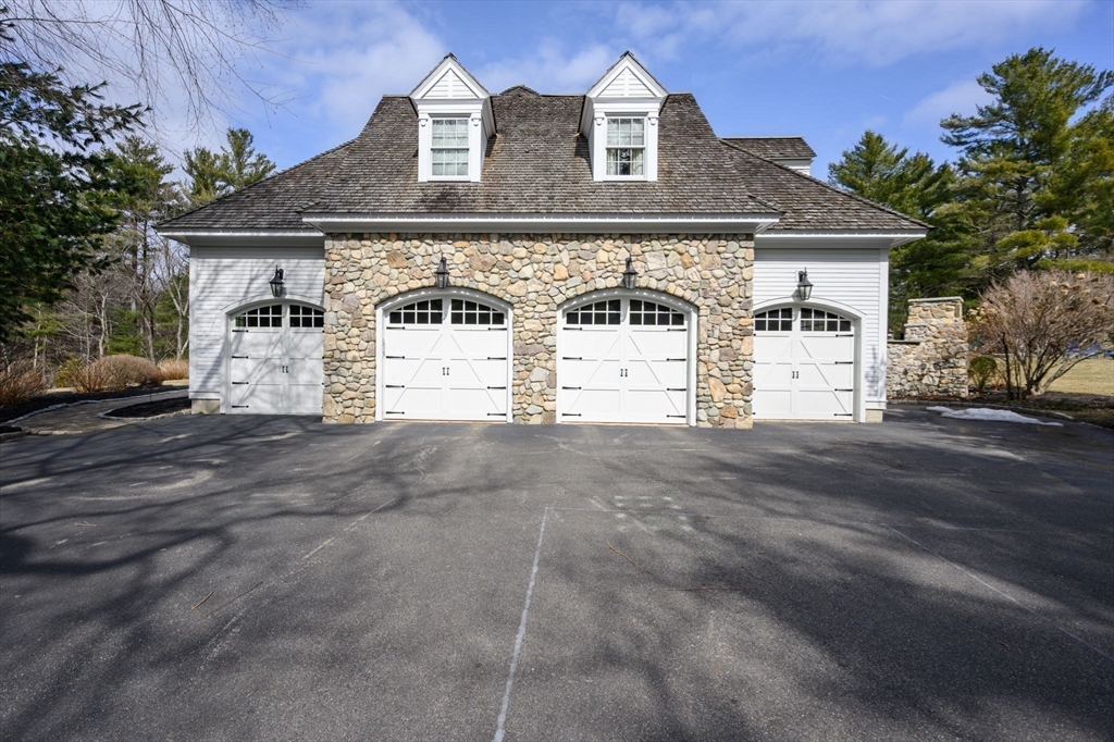 Milton, Massachusetts 02186, United States, 6 Bedrooms Bedrooms, ,5 BathroomsBathrooms,Residential,Active,104218