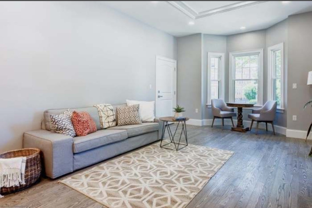 Somerville, Massachusetts 02145, United States, 2 Bedrooms Bedrooms, ,2 BathroomsBathrooms,Residential,Active,117750