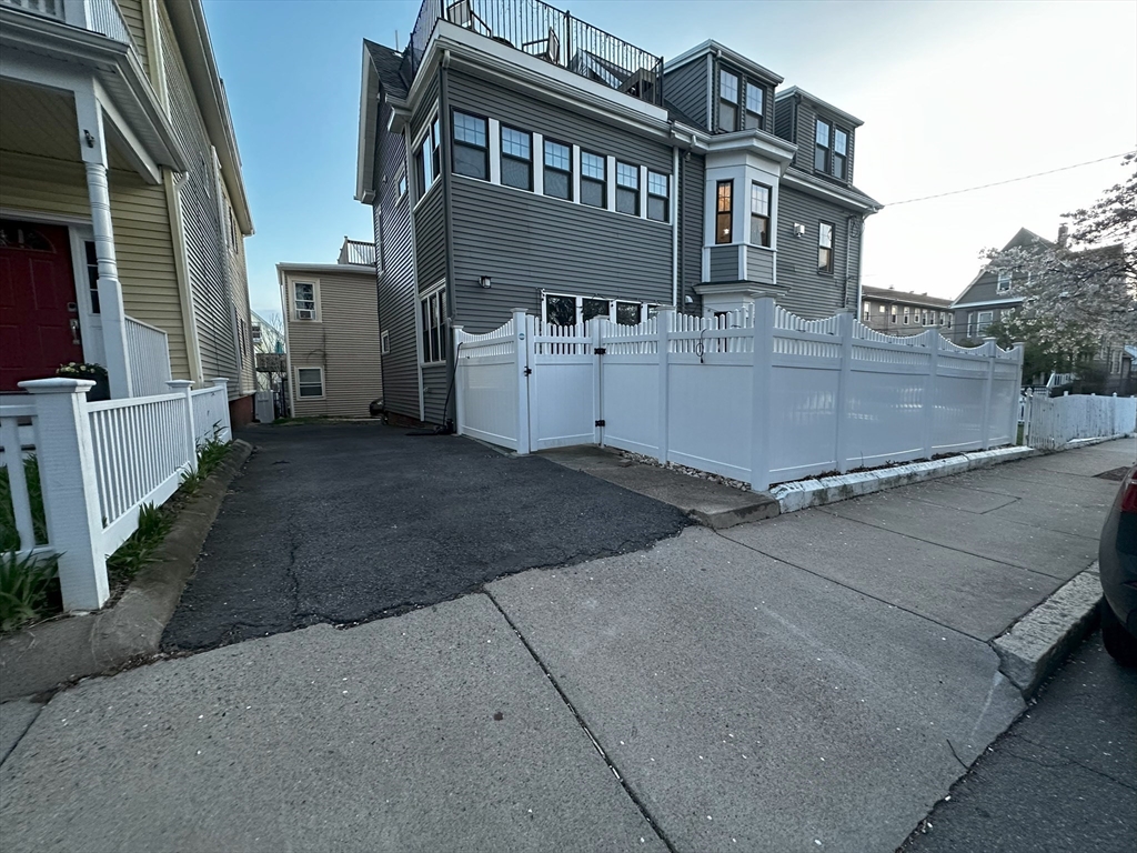 Somerville, Massachusetts 02145, United States, 2 Bedrooms Bedrooms, ,2 BathroomsBathrooms,Residential,Active,117750