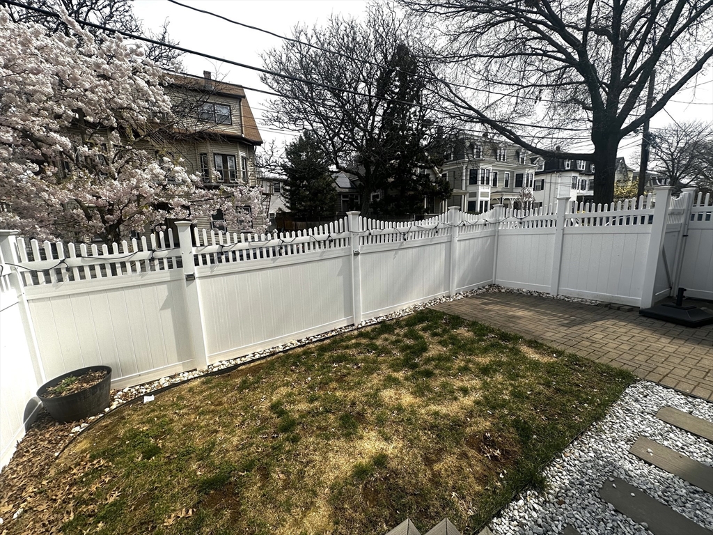 Somerville, Massachusetts 02145, United States, 2 Bedrooms Bedrooms, ,2 BathroomsBathrooms,Residential,Active,117750