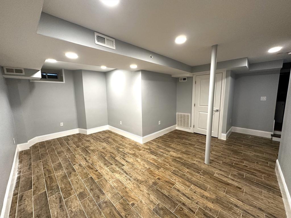 Somerville, Massachusetts 02145, United States, 2 Bedrooms Bedrooms, ,2 BathroomsBathrooms,Residential,Active,117750