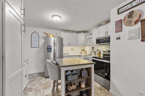 Photo of 105 Ridgewood Ln #7, Gardner, MA 01440 (MLS # 73465225)