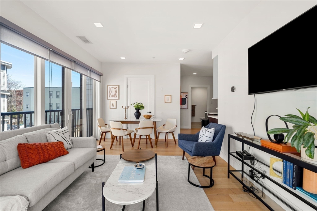 287 Maverick Street 201