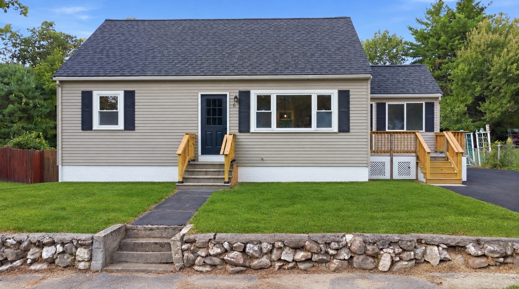 Photo of 6 Sterling St, Leicester, MA