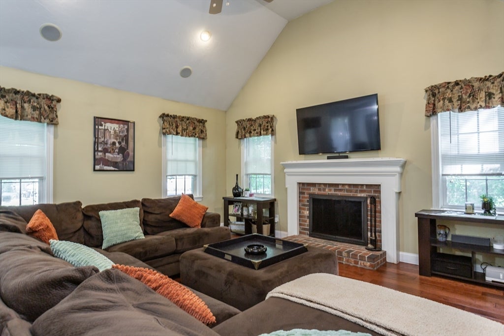 2 Sherwood DR, Halifax, MA Photo #8