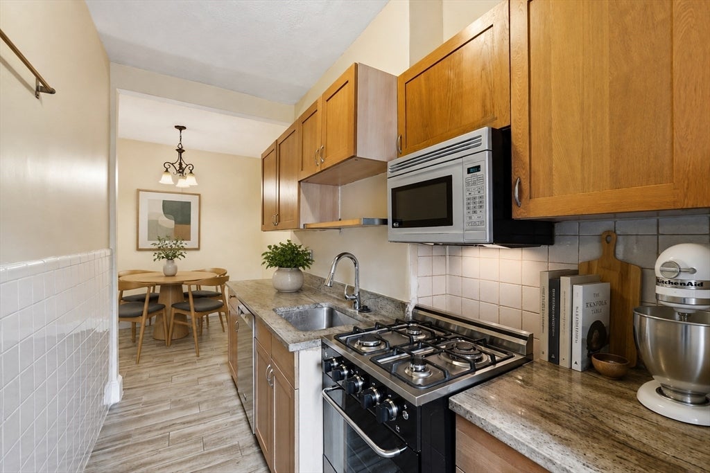 55 Thatcher St 1