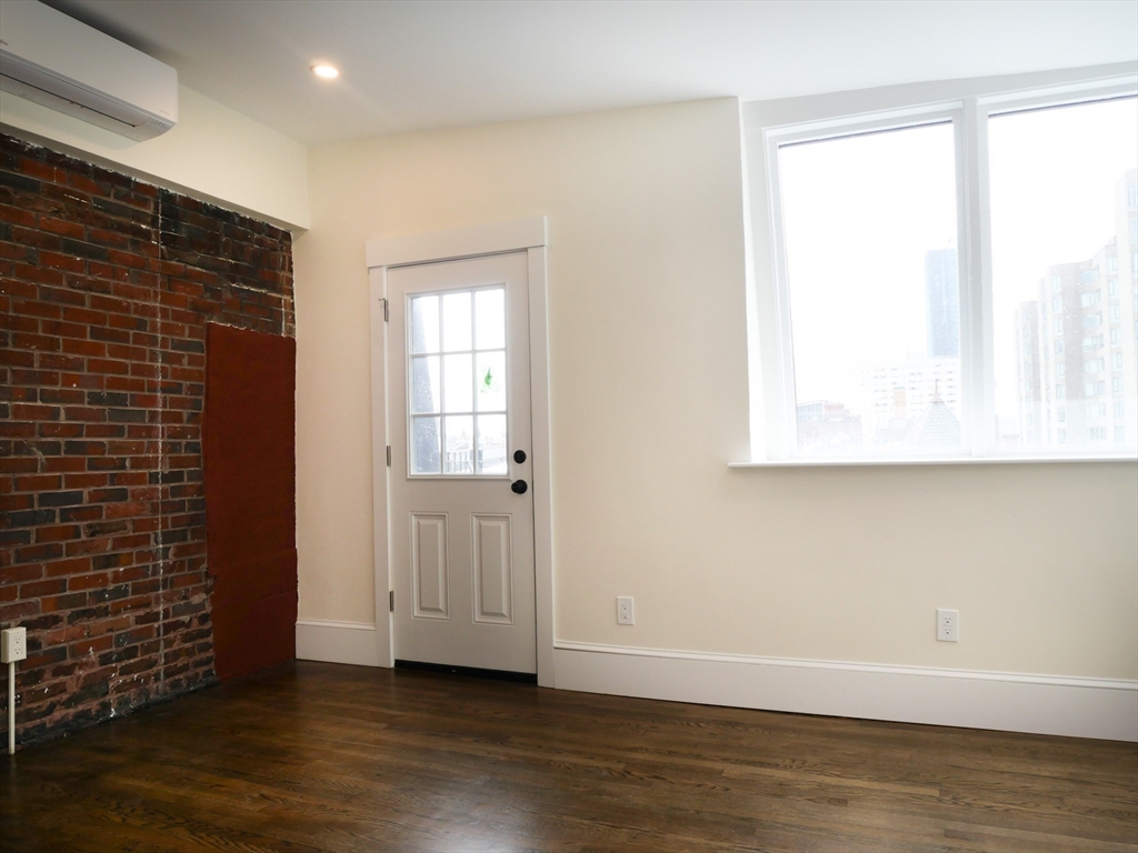 261 W Newton 5