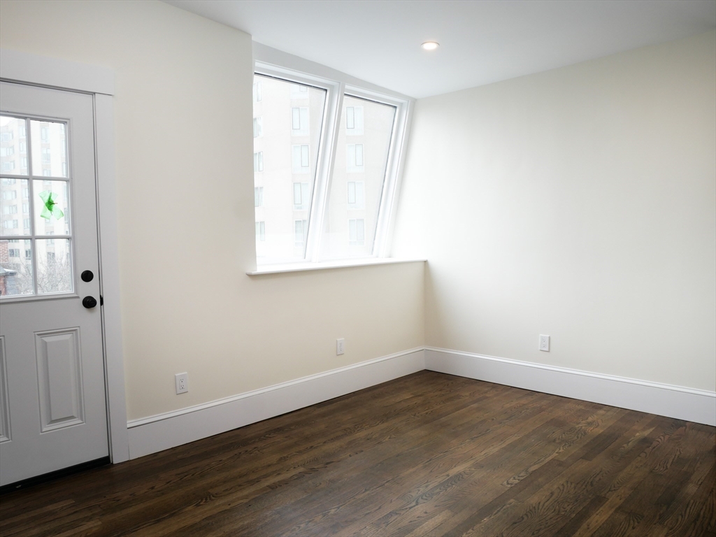 261 W Newton 5