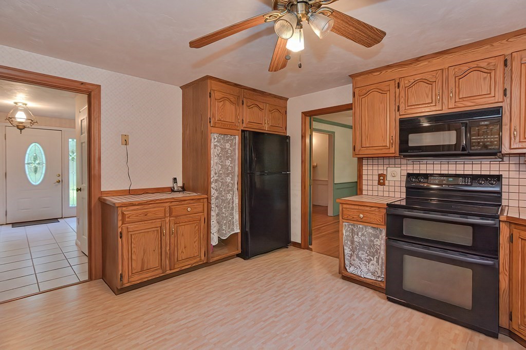 Wrentham, Massachusetts 02093, United States, 4 Bedrooms Bedrooms, ,3 BathroomsBathrooms,Residential,Active,242513