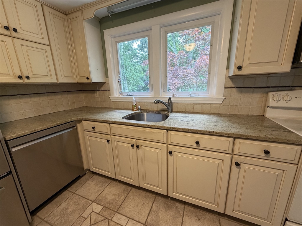 7 Wayne Dr, Foxboro, MA, 7 Wayne Dr, Foxboro, MA Photo #4