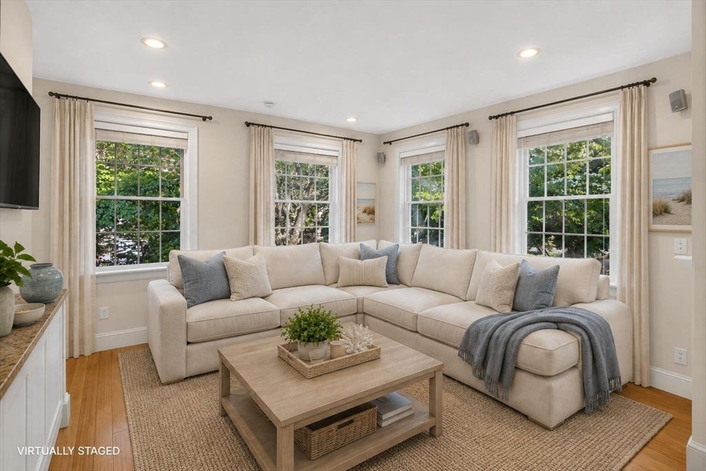 3 Baywood Dr