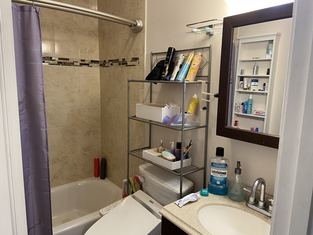 Somerville, Massachusetts 02145, United States, 2 Bedrooms Bedrooms, ,1 BathroomBathrooms,Residential,Active,166884