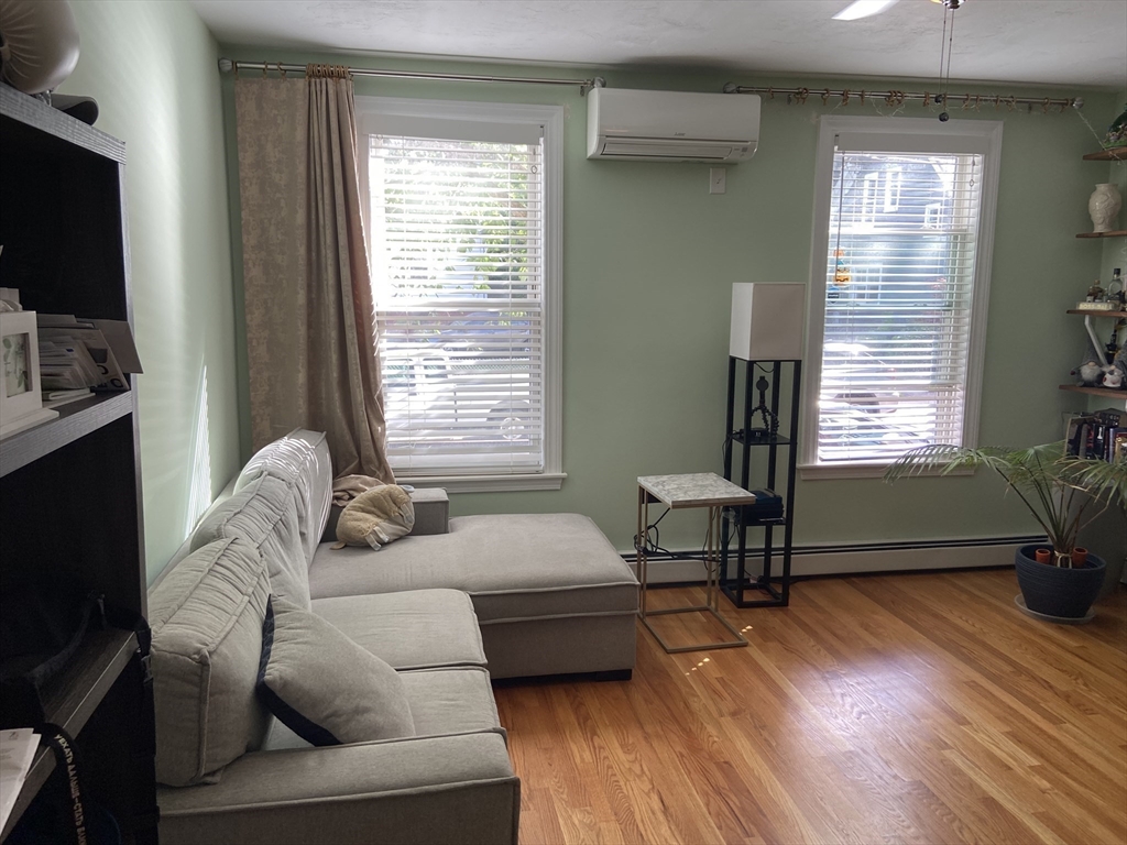 Somerville, Massachusetts 02145, United States, 2 Bedrooms Bedrooms, ,1 BathroomBathrooms,Residential,Active,166884